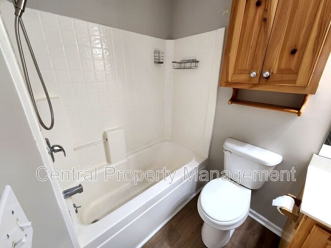Building Photo - 303 Rexford Dr