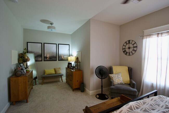 Building Photo - 3 Bed 3.5 Bath Luxury Townhome in Convenient Location!