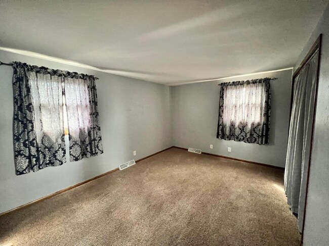 Building Photo - 3431 E Grange Ave