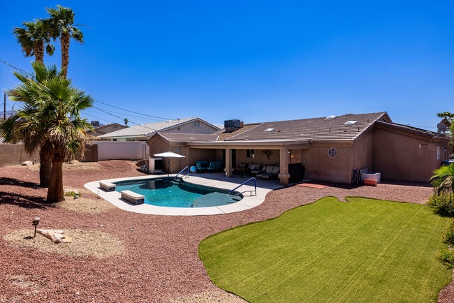 Building Photo - 3161 Newport Dr