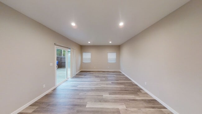 Building Photo - 6BD/2BA on Ewing!