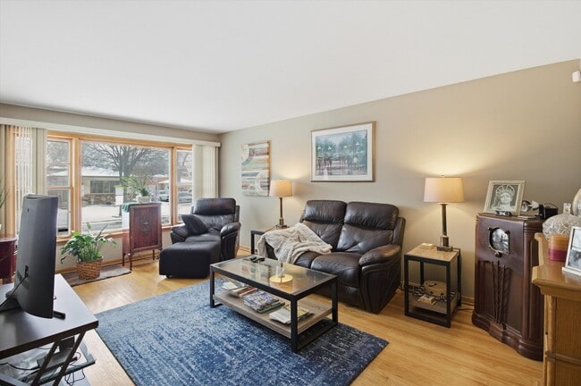 Building Photo - 5363 N Mont Clare Ave