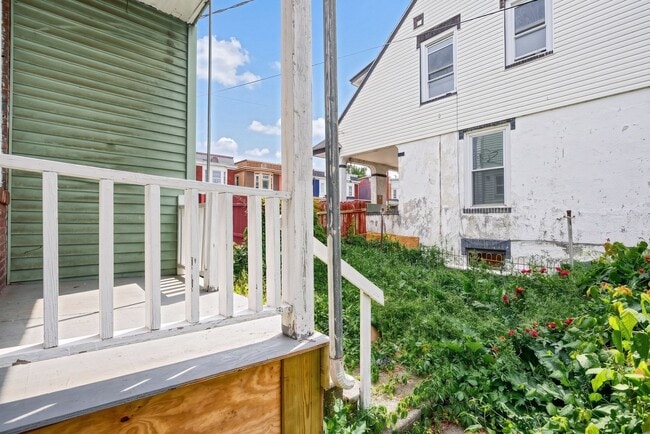 Building Photo - Spacious 3 Bedroom, 1.5 Bathroom with large Porch and Backyard