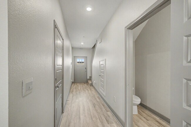 Building Photo - 9055 Golden Eye Dr