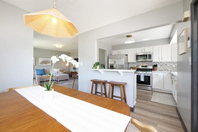 Building Photo - 8910 Cambridge Dr