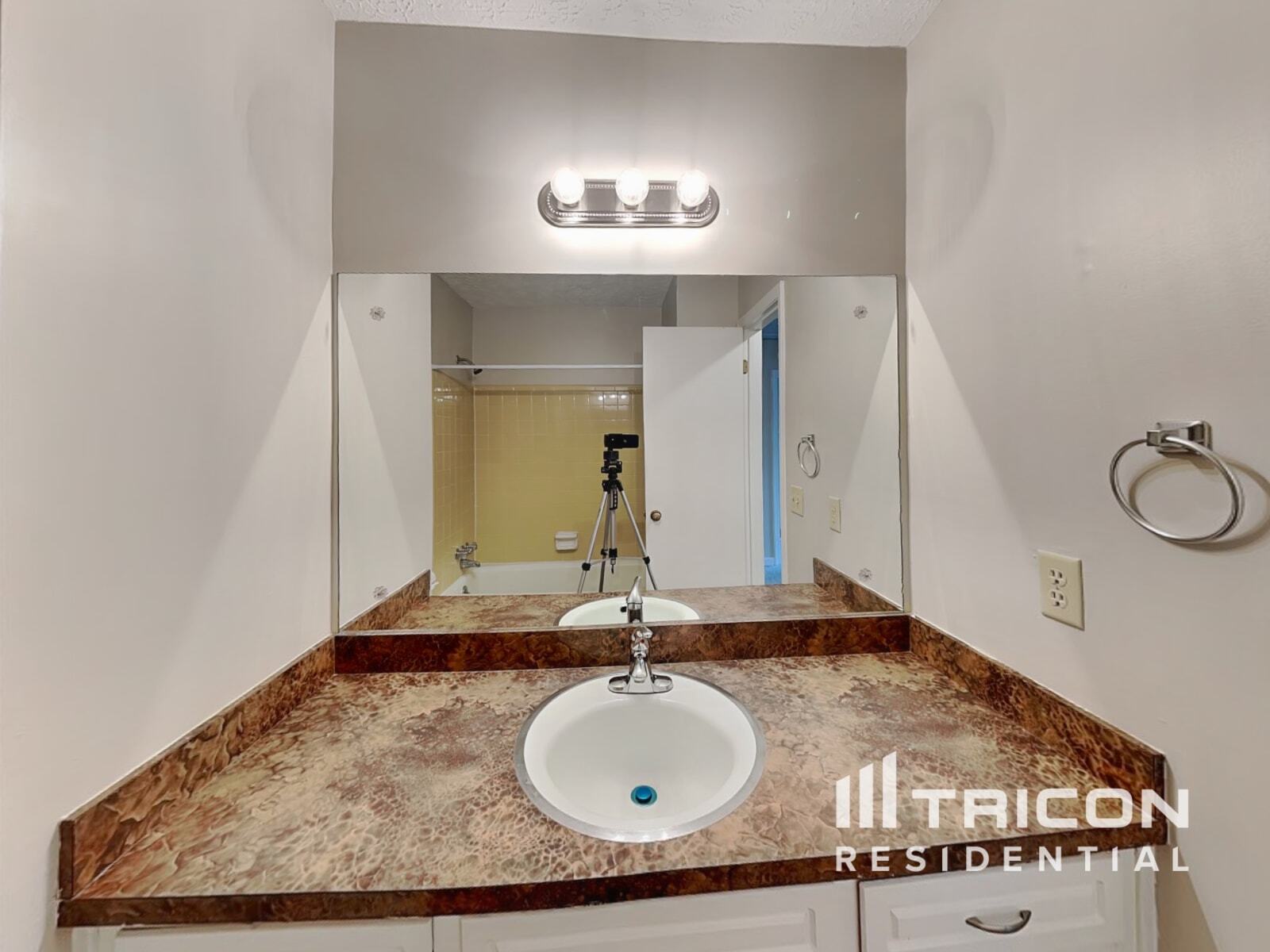 Building Photo - 414 Breezy Dr SW