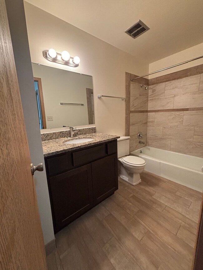 Building Photo - 3 Bedroom 2 1/2 Bath Townhome