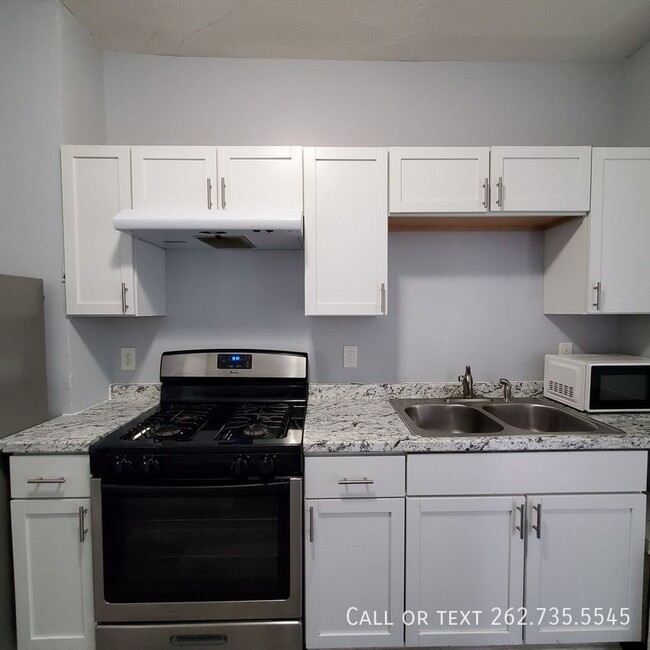 Building Photo - Charming 1 Bed 1 Bath Apartment in Prime L...