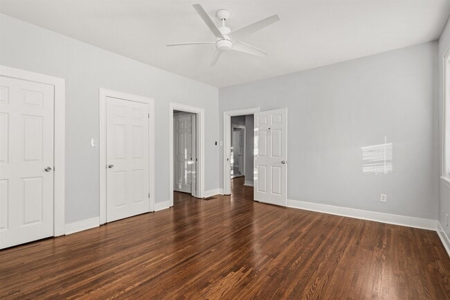 Building Photo - 871 University St