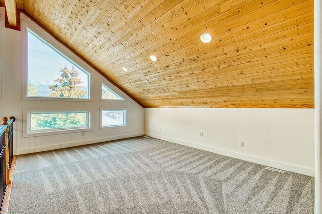 Building Photo - Luxury 5 Bed, 5 Bath Home with Modern Finishes & 2-Car Garage! - Available NOW!