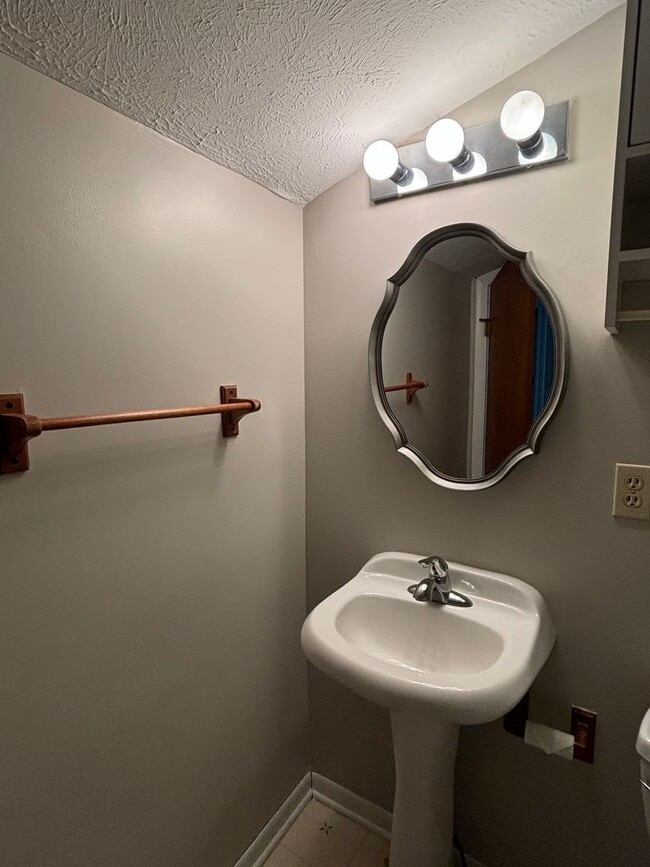 Building Photo - Spacious Home in Gaylord