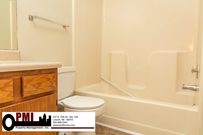 Building Photo - 3 Bedroom and 1.5 bathroom Duplex for Rent