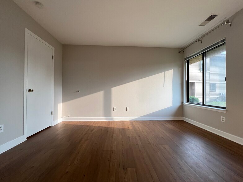 Building Photo - 225 Briarcrest