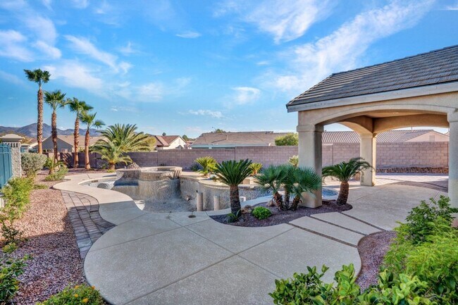 Building Photo - 4 bed, 2.5 bath single-story home in the g...