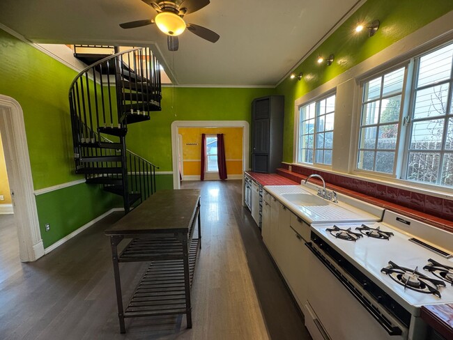 Building Photo - Adorable 1 BD + Loft and Office Bungalow in SE Richmond Neighborhood. ** Central Heat & AC! **