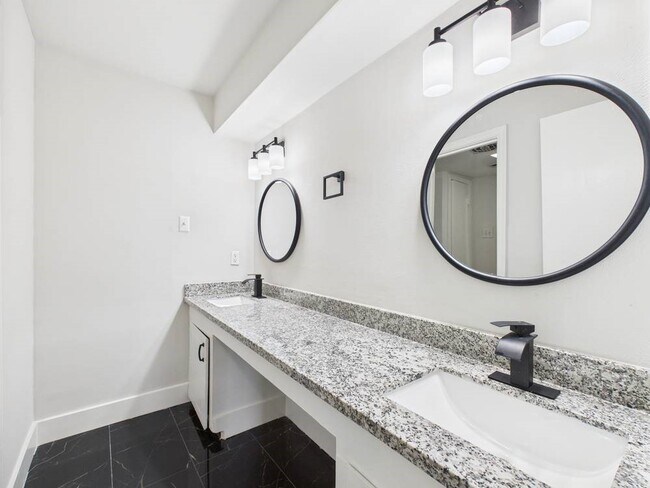 Building Photo - 5814 Fontenelle Dr