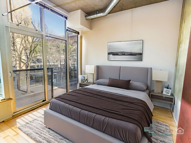 Building Photo - Beautiful Studio Condo in Portland!