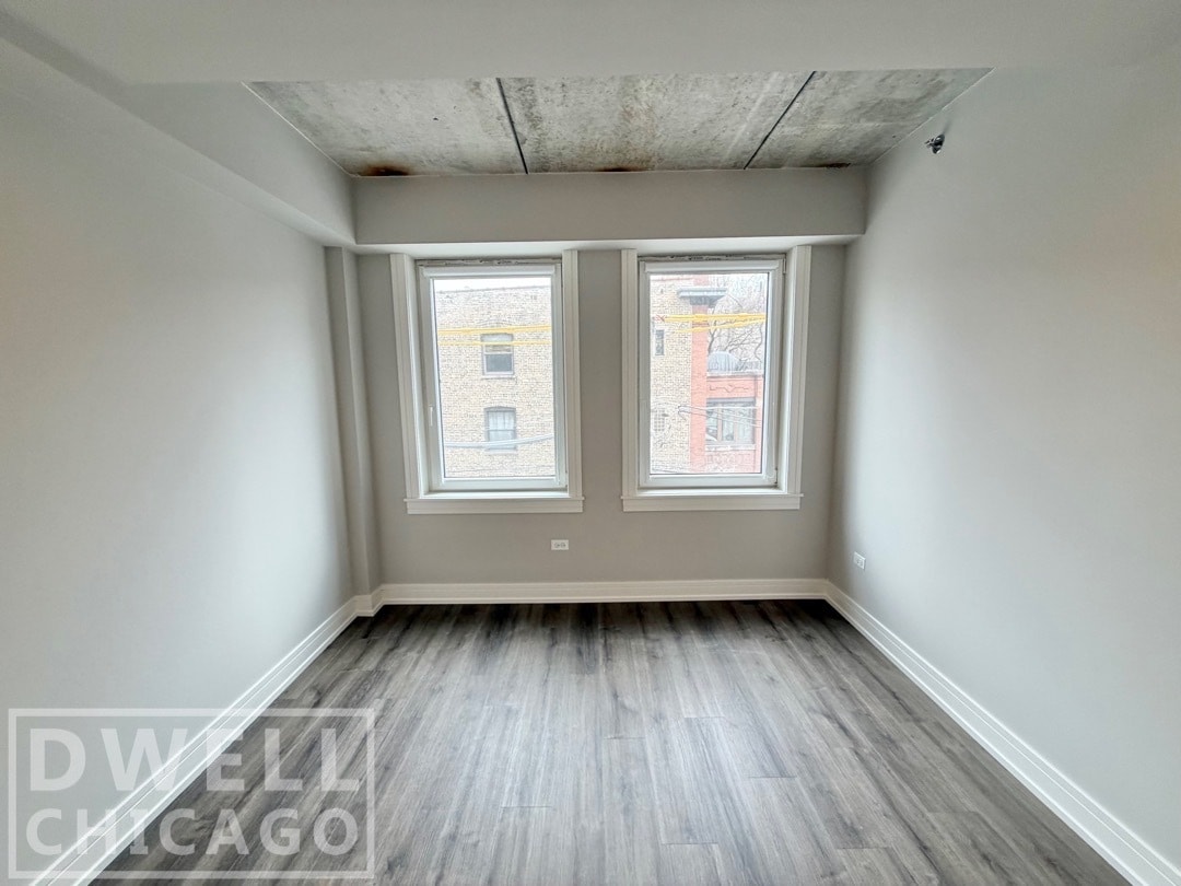 Building Photo - 938 W Carmen Ave