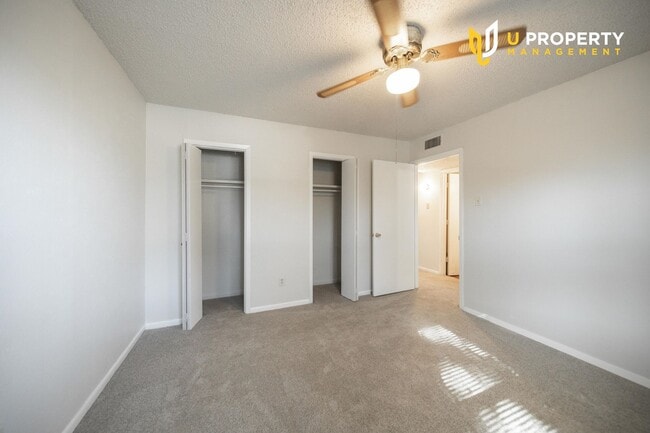 Building Photo - Sweet townhome in Dallas