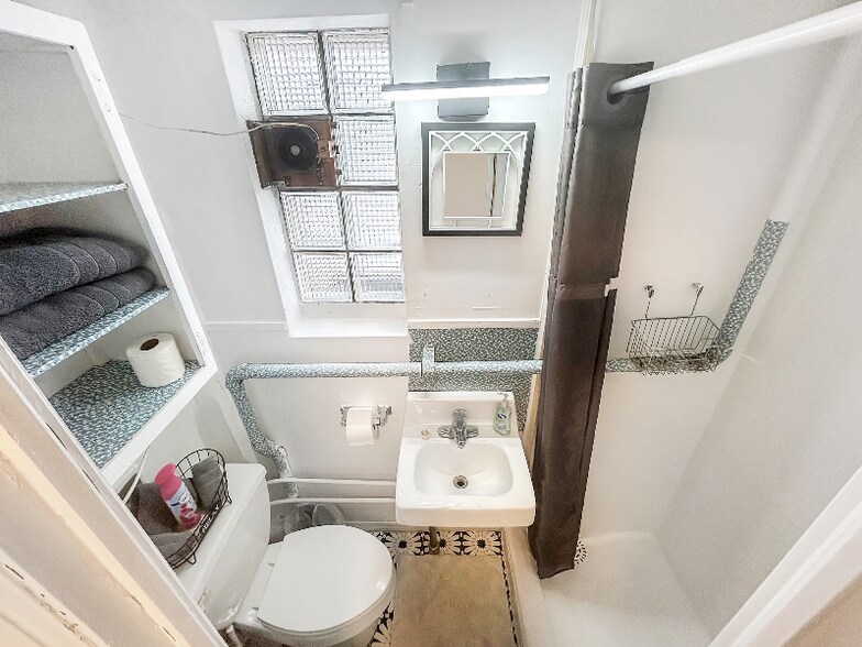 Building Photo - 208 2nd St S