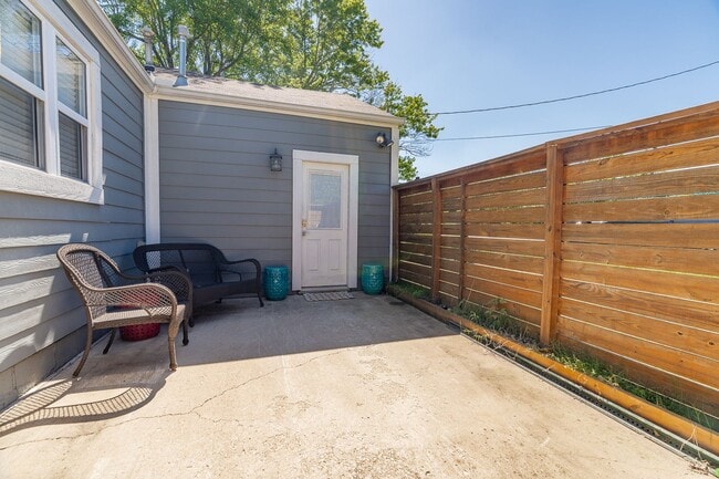 Building Photo - Fully Updated South Fay Home Near I-49! MU...