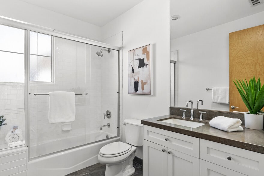 Building Photo - 5350 Playa Vista Dr