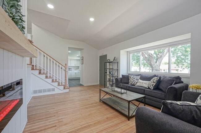 Building Photo - 411 Greenview Dr