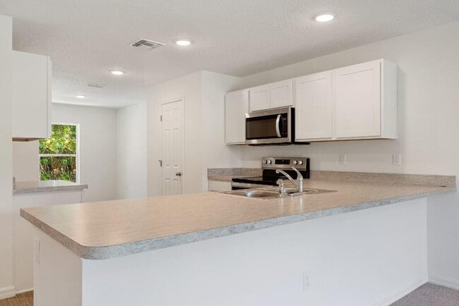 Building Photo - 2102 SE Holland St