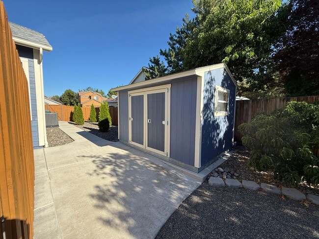 Building Photo - Beautiful 3 Bedrooms, 2 Baths with a 3 Car...