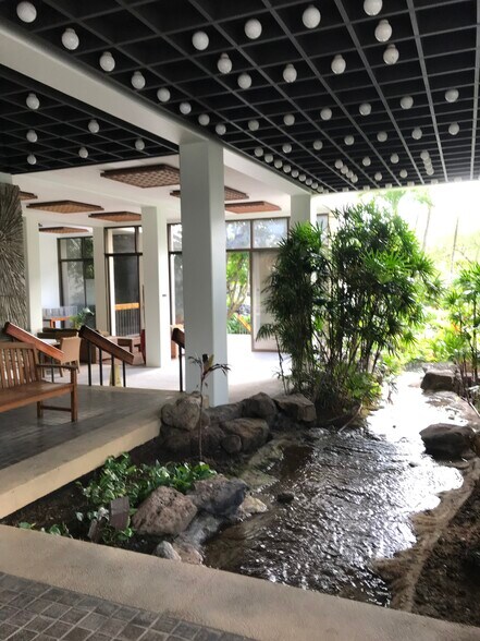 Building Photo - 501 Hahaione St