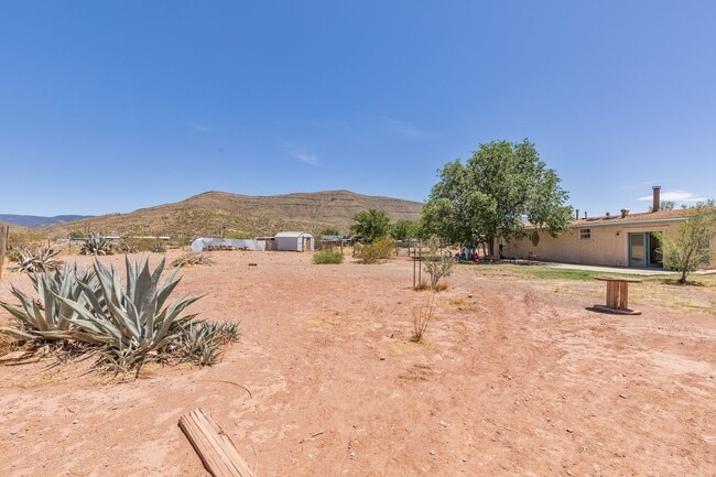Building Photo - Private 3 bedroom, 1 bath with Large Fenced-in Backyard