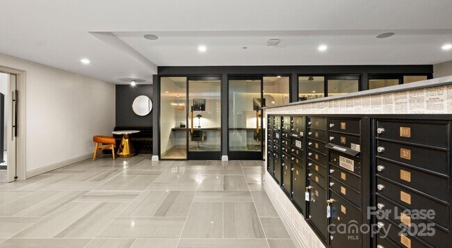 Building Photo - 515 Royal Ct