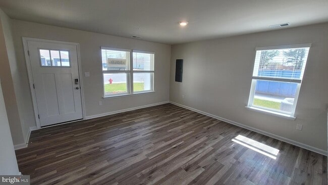 Building Photo - 102 Sycamore Ln