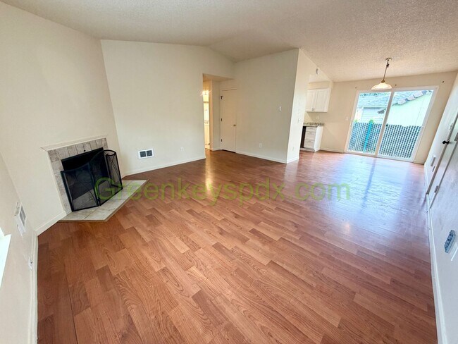 Building Photo - Wonderful 3-bedroom 2 Bath House in SE Portland!