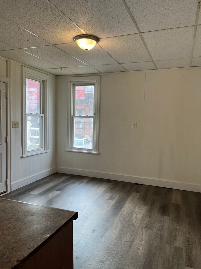 Building Photo - Large 4 Bedroom, 1 Bathroom in Columbia!