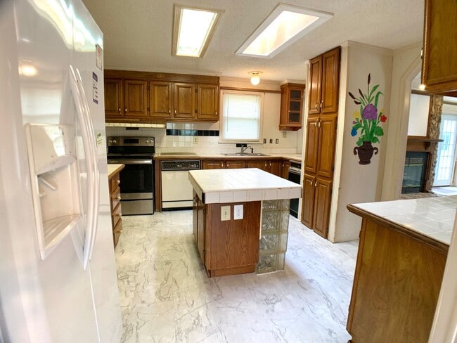 Building Photo - 2551 Farm Cir