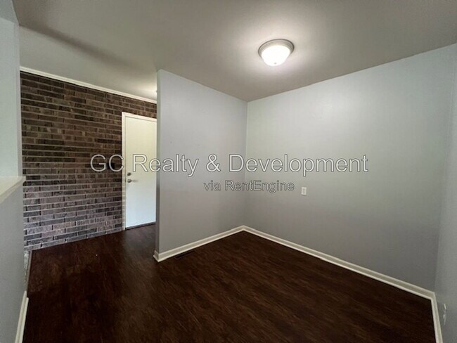 Building Photo - 12 Simpson St
