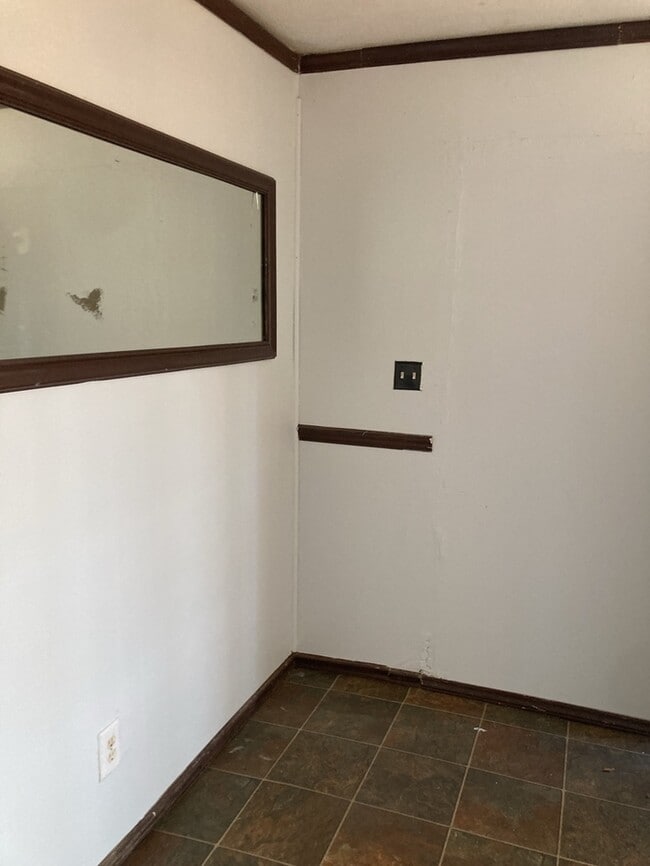 Building Photo - 3 Bedroom 2 bathroom