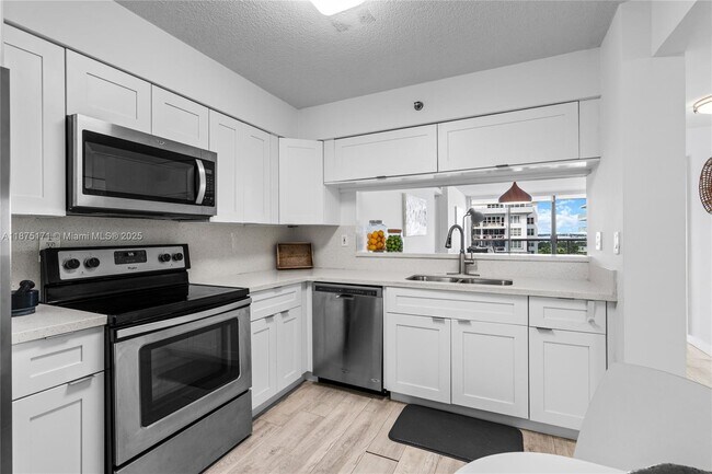 Building Photo - 5757 Collins Ave