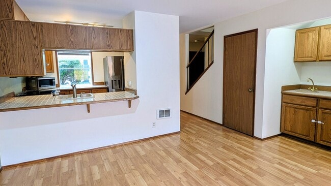 Building Photo - Spacious 3 Bedroom Townhome in Small Complex