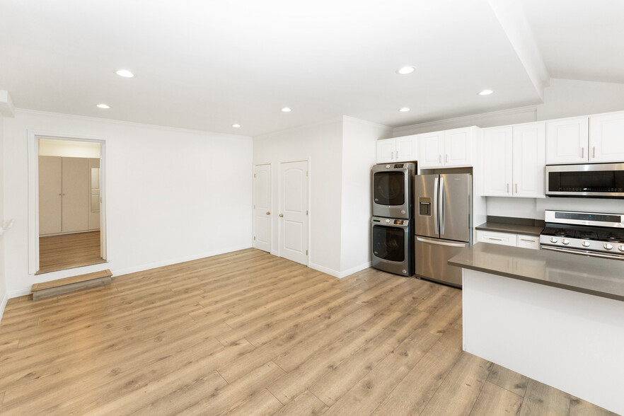 Building Photo - 22103 Parthenia St