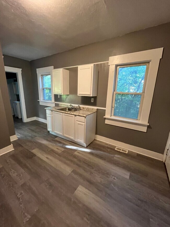 Building Photo - 7915 Linwood Ave