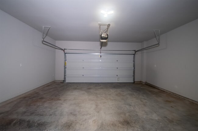 Building Photo - 16016 Oregon Oak Dr