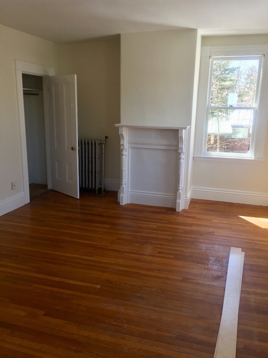 Building Photo - 52 Pleasant St