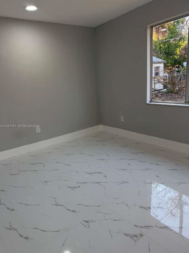 Building Photo - 4030 School Cir