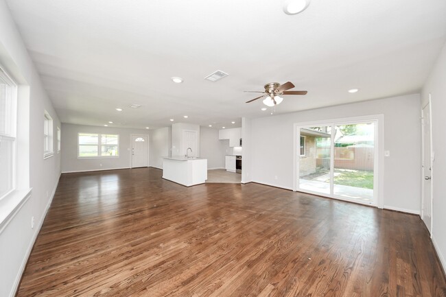 Building Photo - 8102 Bob White Dr