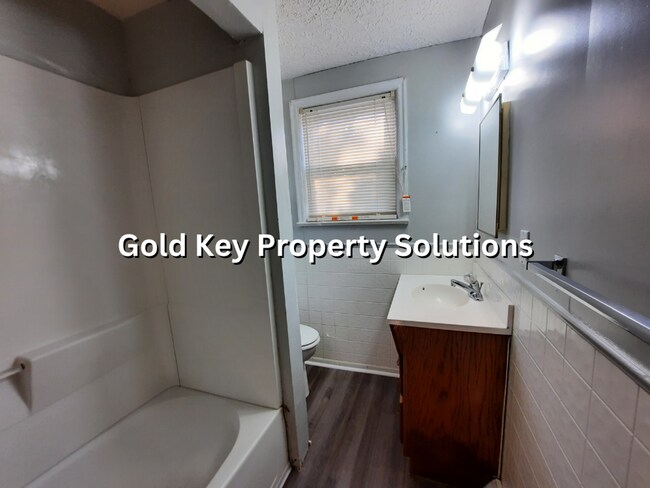 Building Photo - 4 BR 1 BA House Near Ball State with Washe...