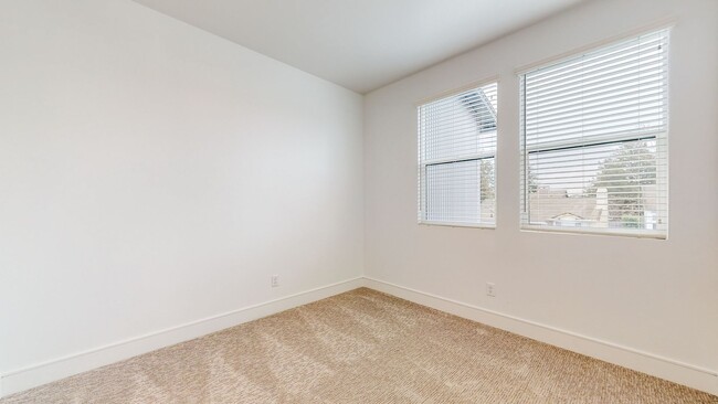 Building Photo - 1 bedroom Granny unit! (Above Garage) with...