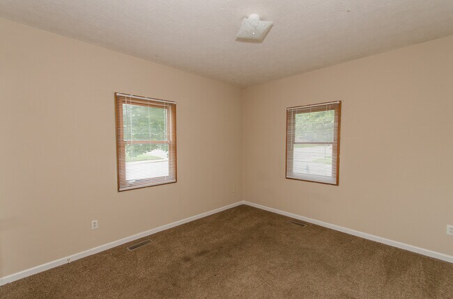 Building Photo - 4 bedroom, 1 bath home: Available July 2026!