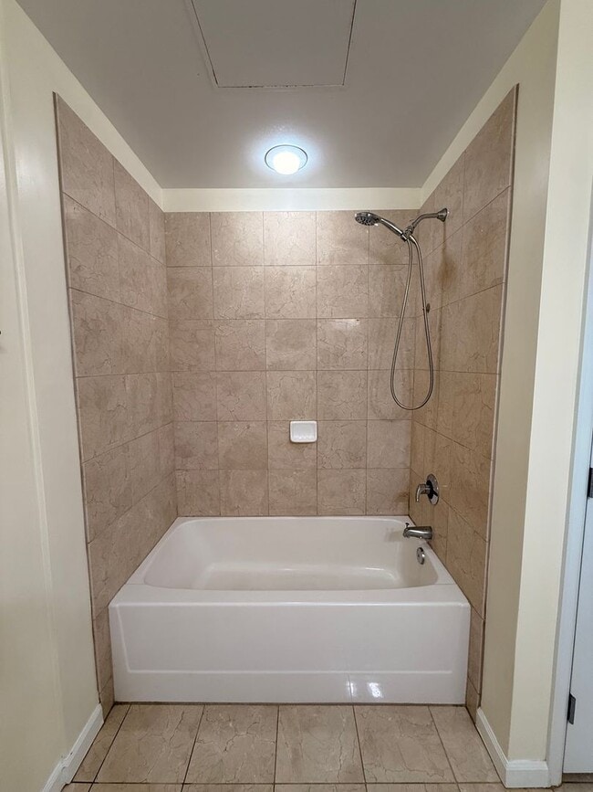 Building Photo - Elevated Urban Living & Comfort in the Heart of Denver